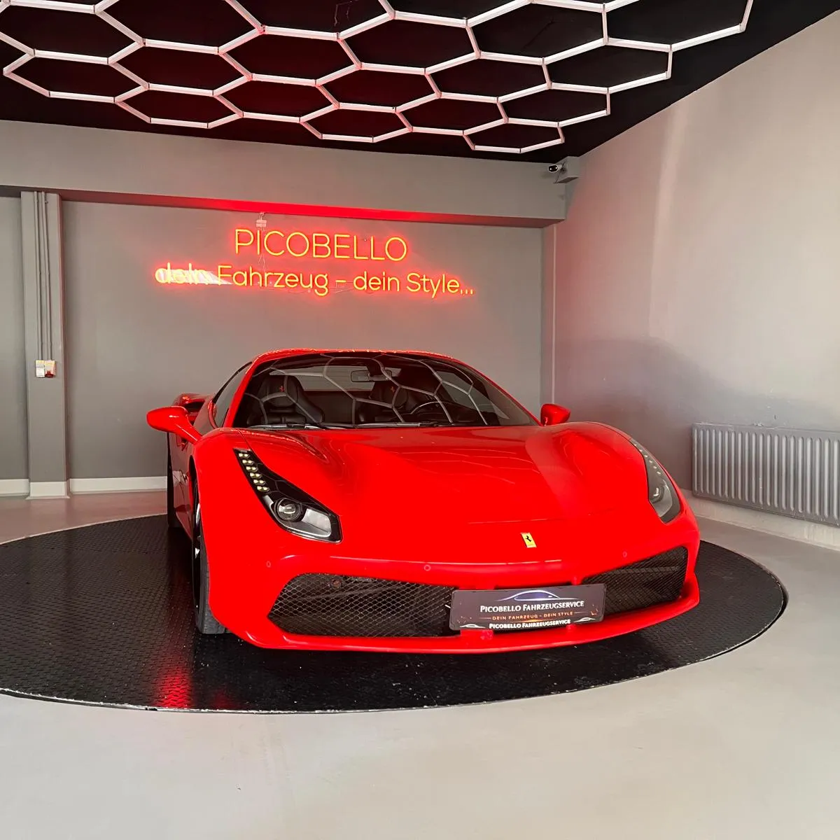 Picobello Showroom mit Ferrari 488